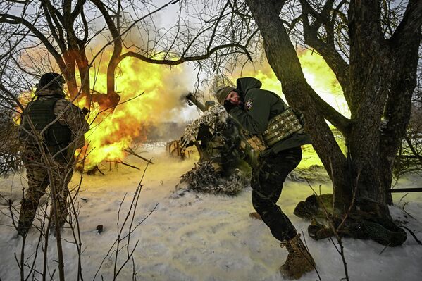 Trabajo de combate de las FFAA rusas con el obús D-30 en la dirección de Sumi en la zona de la operación militar especial. - Sputnik Mundo