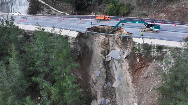 Una vista aérea muestra una gran sección colapsada en la carretera Kumluca-Kemer después de un deslizamiento de tierra mientras continúan los trabajos de reparación y refuerzo cerca del sitio en Antalya, Turquía. - Sputnik Mundo