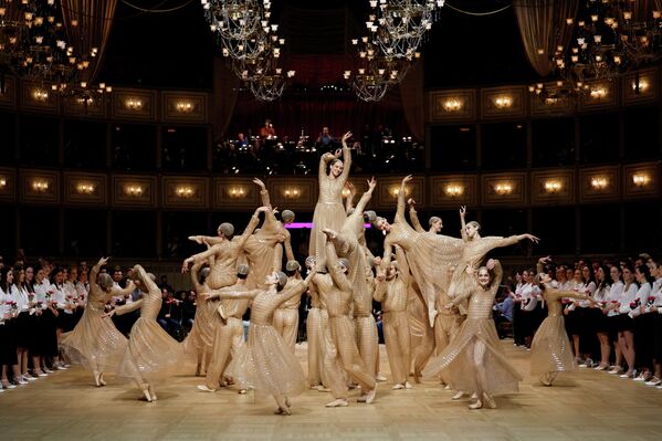Bailarines actúan durante un ensayo general para el tradicional Baile de la Ópera en Viena, Austria. - Sputnik Mundo