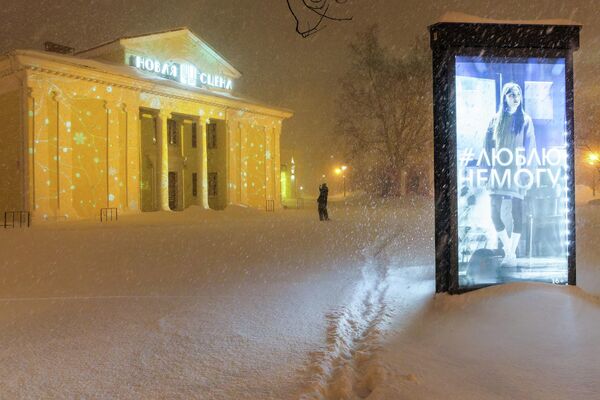 Un ciclón de nieve en la ciudad rusa de Yuzhno-Sajalinsk. El 6 de febrero, la isla Sajalín fue azotada por un ciclón de nieve, una ventisca y ráfagas de viento de hasta 20-25 m/s. El peligro de avalanchas persiste en algunas zonas, y la visibilidad en las carreteras se redujo a 500 metros.  - Sputnik Mundo