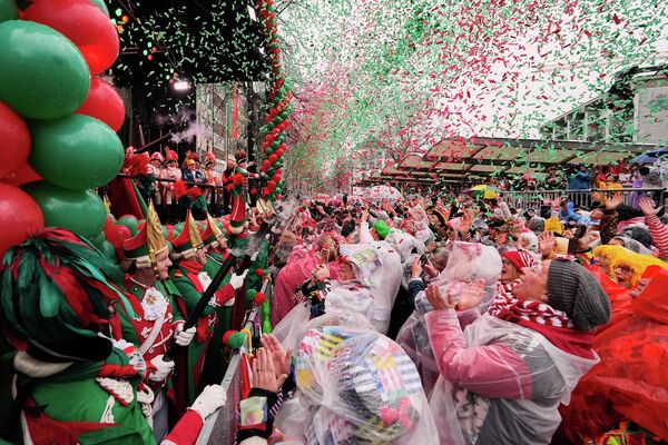 Los juerguistas marcan el inicio de un carnaval callejero en la Plaza del Viejo Mercado en Colonia, Alemania. - Sputnik Mundo
