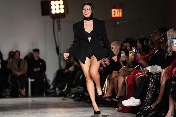 Una modelo presenta una creación de la colección Otoño/Invierno 2026 del diseñador de moda estadounidense Christian Siriano durante la Semana de la Moda de Nueva York, EEUU. - Sputnik Mundo