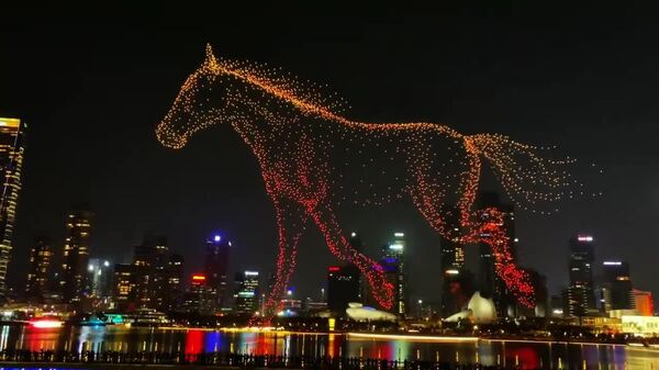 ¿Un caballo que vuela? Miles de drones hacen magia en los cielos - Sputnik Mundo