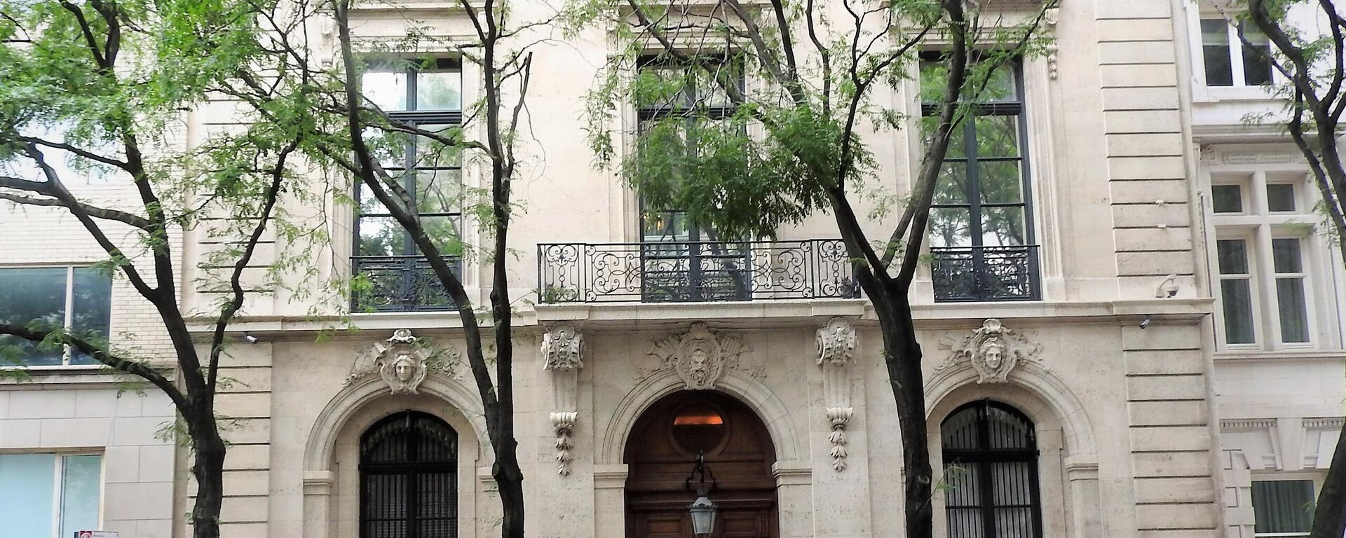 La mansión en el centro de Nueva York donde Jeffrey Epstein se mudó en 1995. - Sputnik Mundo, 1920, 15.02.2026