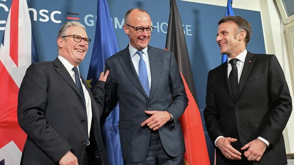 El primer ministro británico, Keir Starmer, el canciller alemán, Friedrich Merz, y el presidente francés, Emmanuel Macron, posan al inicio de la reunión E-3, durante la Conferencia de Seguridad de Múnich, Alemania, el 13 de febrero de 2026  - Sputnik Mundo