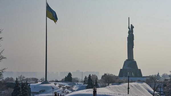 La bandera ucraniana y el monumento a la Madre Patria   - Sputnik Mundo