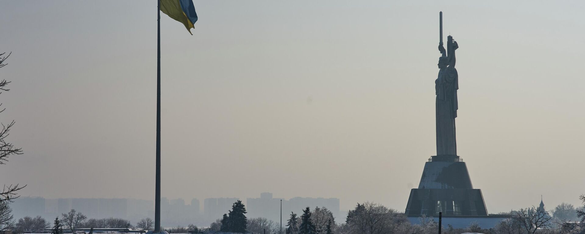 La bandera ucraniana y el monumento a la Madre Patria   - Sputnik Mundo, 1920, 15.02.2026