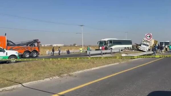 Carambola en carretera en el centro de México deja al menos tres personas fallecidas - Sputnik Mundo
