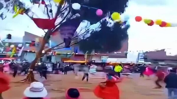 Celebración tradicional en Perú casi termina en tragedia - Sputnik Mundo