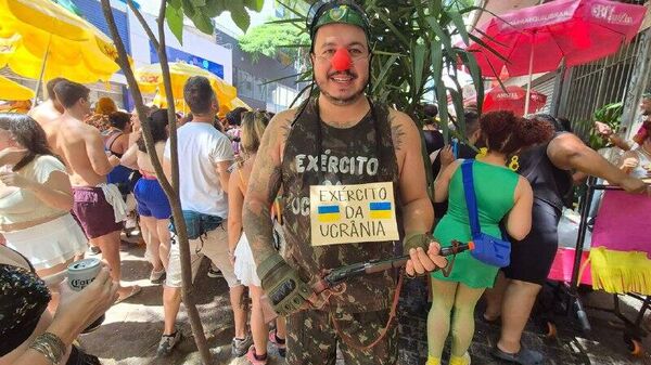 🪖 Un carnavalero se disfraza del Ejército ucraniano y se coloca una nariz de payaso - Sputnik Mundo