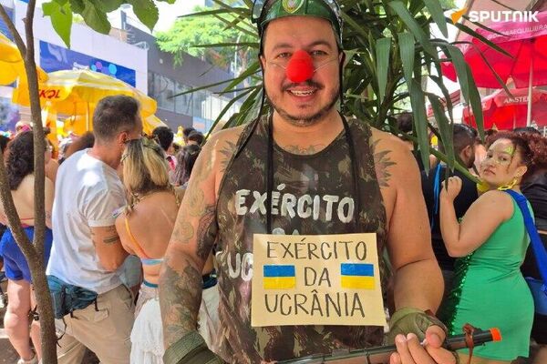 🪖 Un carnavalero se disfraza del Ejército ucraniano y se coloca una nariz de payaso - Sputnik Mundo