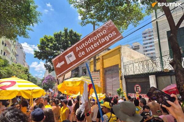 🪖 Un carnavalero se disfraza del Ejército ucraniano y se coloca una nariz de payaso - Sputnik Mundo