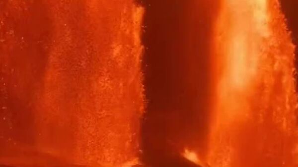 El Kilauea ilumina la noche con columnas de lava - Sputnik Mundo