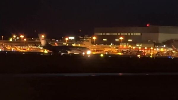 Imágenes del avión estatal ruso Il-96-300 durante el rodaje en el aeropuerto internacional de Ginebra - Sputnik Mundo