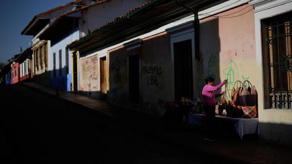 Una vendedora de bolsos tejidos en el barrio La Candelaria de Bogotá, Colombia (imagen referencial) - Sputnik Mundo