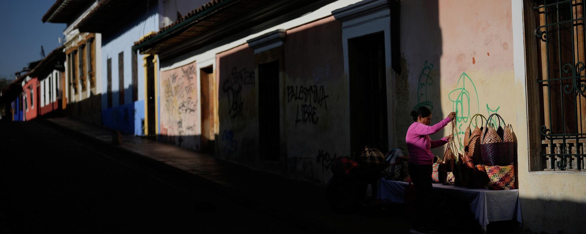 Una vendedora de bolsos tejidos en el barrio La Candelaria de Bogotá, Colombia (imagen referencial) - Sputnik Mundo, 1920, 18.02.2026