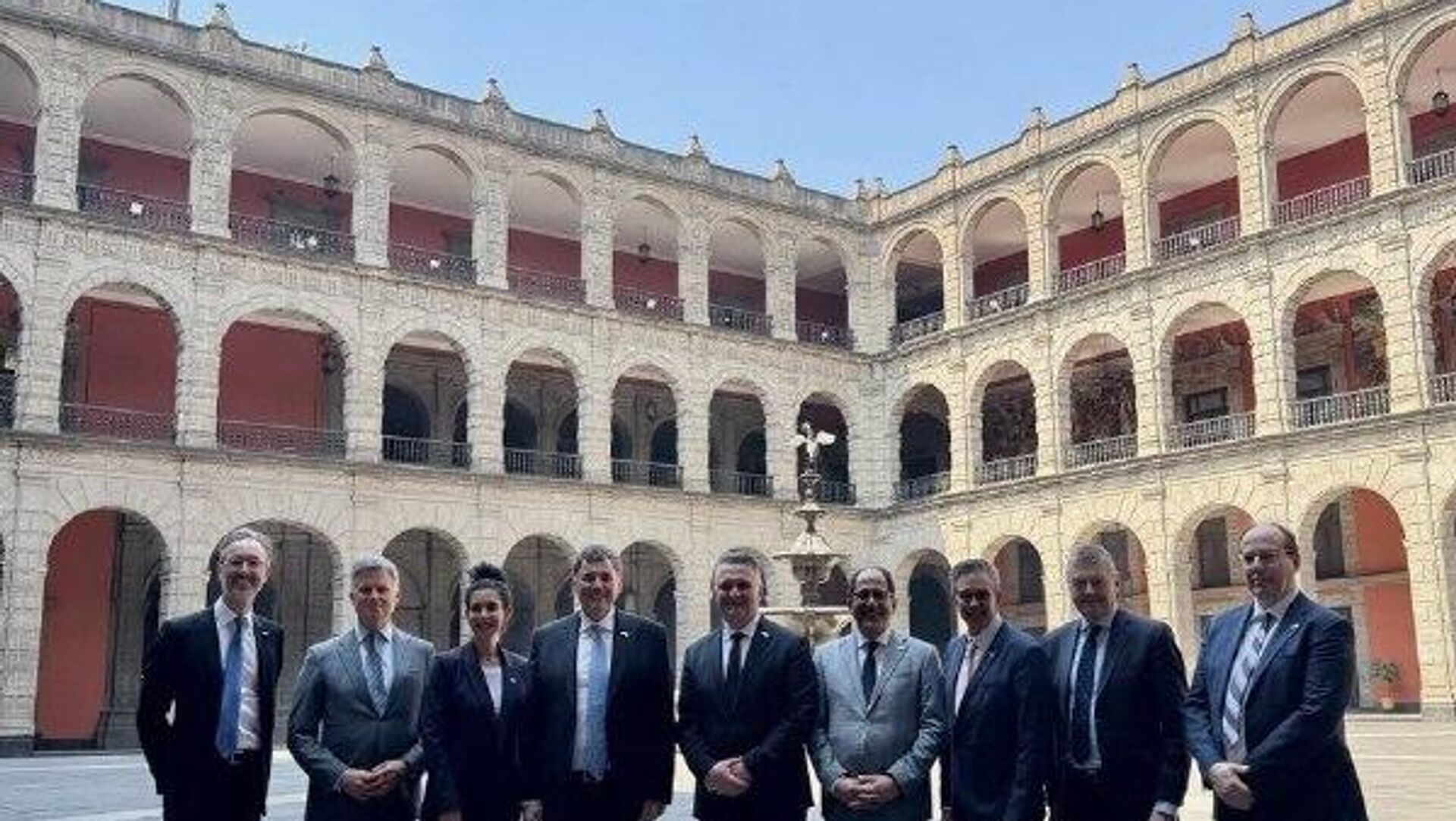 Sheinbaum recibe empresarios y autoridades canadienses en Palacio Nacional Sheinbaum recibe empresarios y autoridades canadienses en Palacio Nacional - Sputnik Mundo, 1920, 17.02.2026