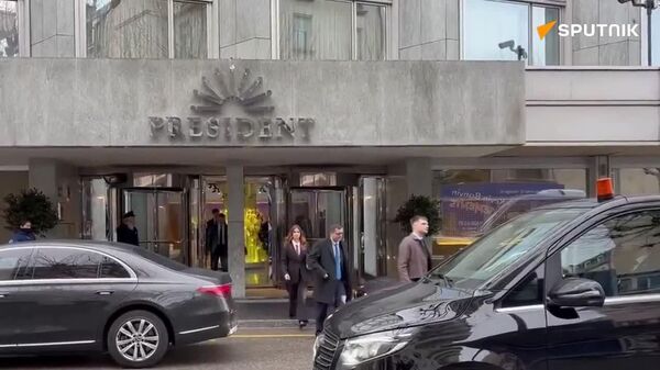 La delegación de Rusia, encabezada por Medinski, se dirige a las negociaciones sobre el conflicto ucraniano que se celebran en Ginebra - Sputnik Mundo