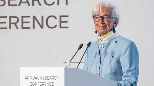 El euro baja de valor tras rumores de cambios en el Banco Central Europeo - Sputnik Mundo