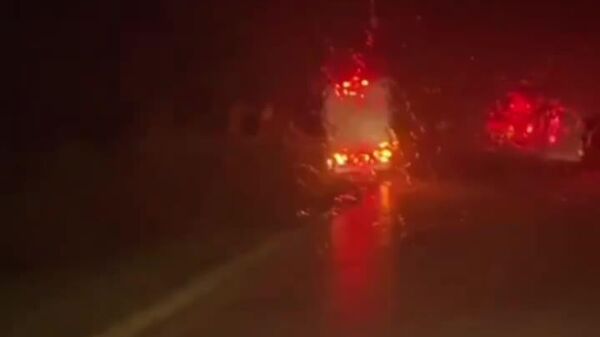 Una fuerte tormenta provoca la volcadura de camiones en Argentina - Sputnik Mundo