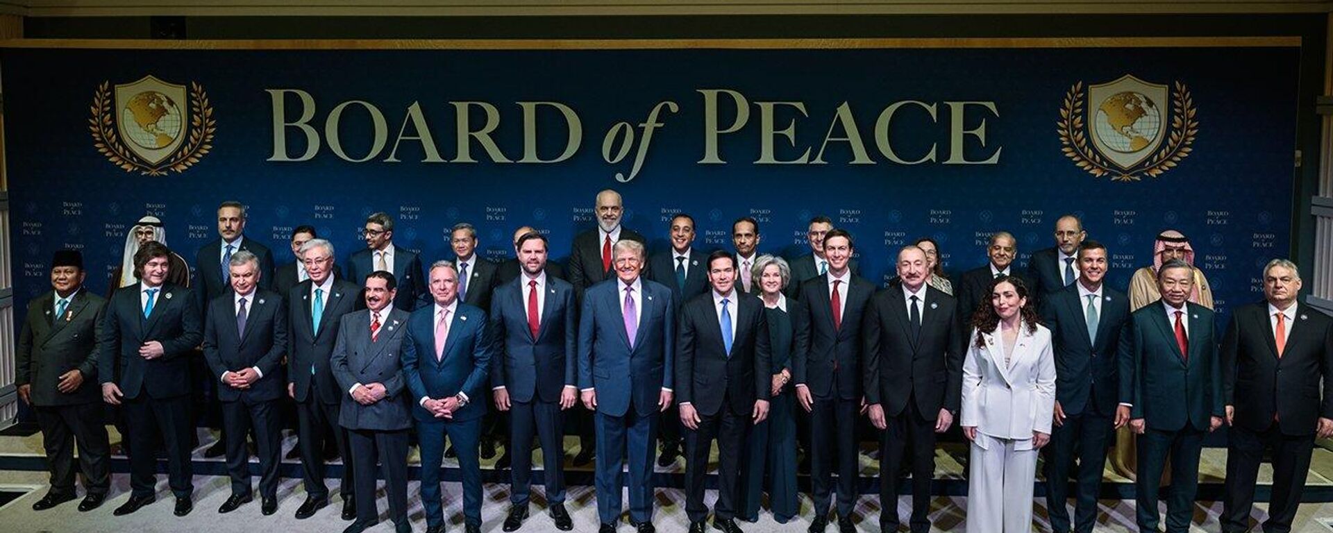 Los líderes mundiales y los miembros fundadores del Consejo de Paz se reúnen para la reunión inaugural en el Instituto de Paz Donald J. Trump. - Sputnik Mundo, 1920, 20.02.2026