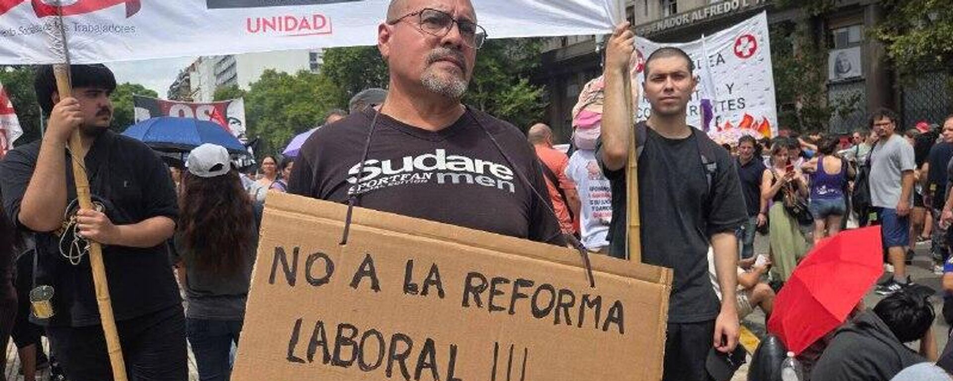 La mitad de los argentinos cree que se necesita una reforma laboral, pero sólo un tercio apoya la de Milei - Sputnik Mundo, 1920, 20.02.2026