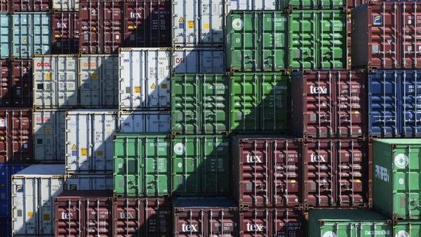 🪙 Pese a los aranceles, el déficit comercial de EEUU registró una modesta reducción durante el 2025 - Sputnik Mundo