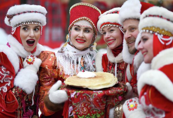 Artistas en la presentación del festival Máslenitsa en la capital rusa, Moscú.La Máslenitsa es una fiesta tradicional rusa que celebra el final del invierno y la llegada de la primavera, llena de crepes, música y actividades culturales, como la quema de efigies. - Sputnik Mundo