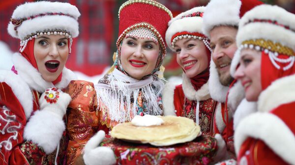 Artistas en la presentación del festival Máslenitsa en la capital rusa, Moscú. - Sputnik Mundo