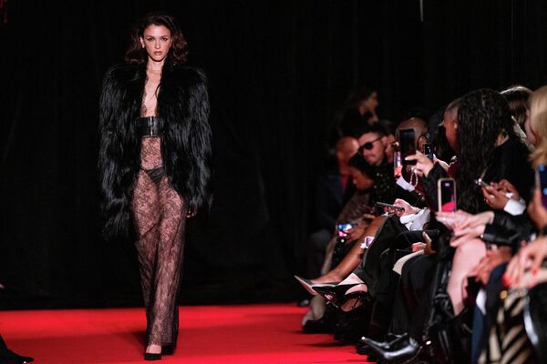 Una modelo presenta una creación del diseñador de modas estadounidense durante la Semana de la Moda de Nueva York. - Sputnik Mundo