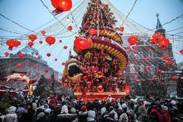 Inauguración del festival del Año Nuevo Chino en Moscú, en la Plaza del Manezh. - Sputnik Mundo