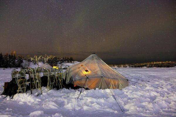 Una tienda de campaña ártica con miembros del 41.º Grupo de Brigadas canadienses, como parte de la Fuerza de Tarea Grizzly, durante el despliegue de las tropas canadienses en la Operación Nanook-Nunalivut, una serie anual de ejercicios militares. - Sputnik Mundo