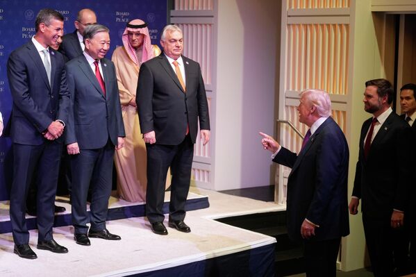 El presidente de EEUU, Donald Trump, llega a la reunión del Consejo de Paz en el Instituto Estadounidense de la Paz, en Washington D. C. - Sputnik Mundo