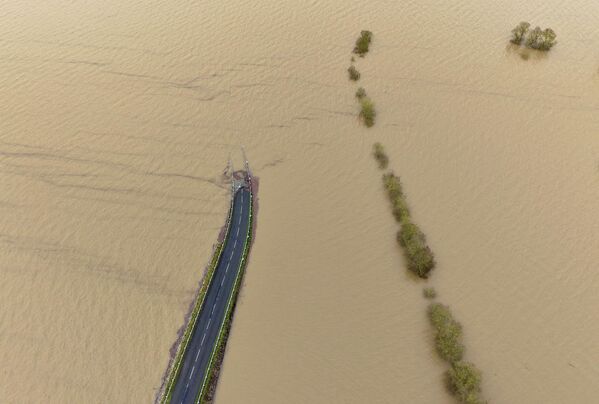 Una vista de dron muestra una carretera sumergida en una zona inundada por el desborde del río Sarthe en Briollay, después de meses de lluvias que causaron inundaciones en el oeste de Francia. - Sputnik Mundo