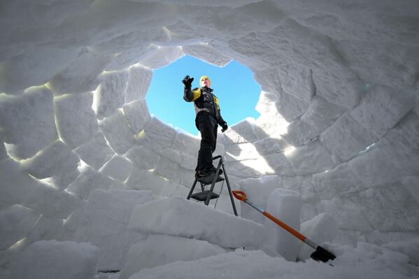 Un participante del festival de construcción de casas de nieve Iglu-2026 Ciudad esquimal, en la ciudad rusa de Novosibirsk. - Sputnik Mundo