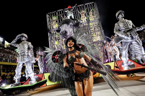 Juerguistas de la escuela de samba Mocidade Independente de Padre Miguel actúan durante el Carnaval en Río de Janeiro, Brasil. - Sputnik Mundo