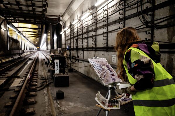 Sesión de visita de artistas del proyecto Arte en el metro en la estación de metro Shelepija, Moscú. - Sputnik Mundo