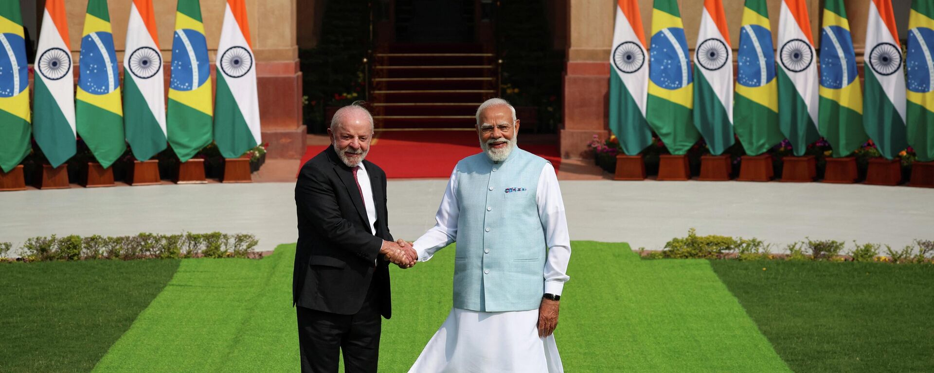 El presidente brasileño, Luiz Inacio Lula da Silva, estrecha la mano del primer ministro indio, Narendra Modi, antes de su reunión en Hyderabad House, Nueva Deli, India, el 21 de febrero de 2026  - Sputnik Mundo, 1920, 21.02.2026