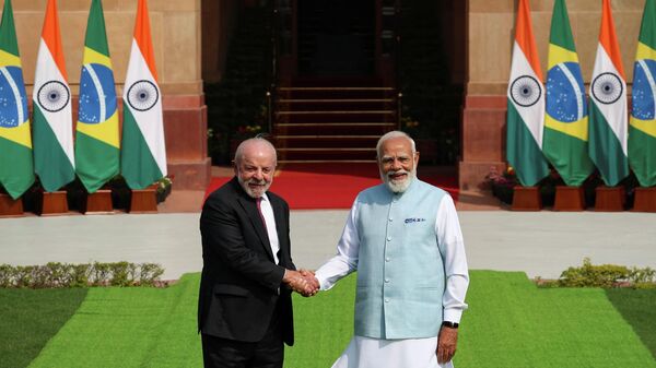 El presidente brasileño, Luiz Inacio Lula da Silva, estrecha la mano del primer ministro indio, Narendra Modi, antes de su reunión en Hyderabad House, Nueva Deli, India, el 21 de febrero de 2026  - Sputnik Mundo