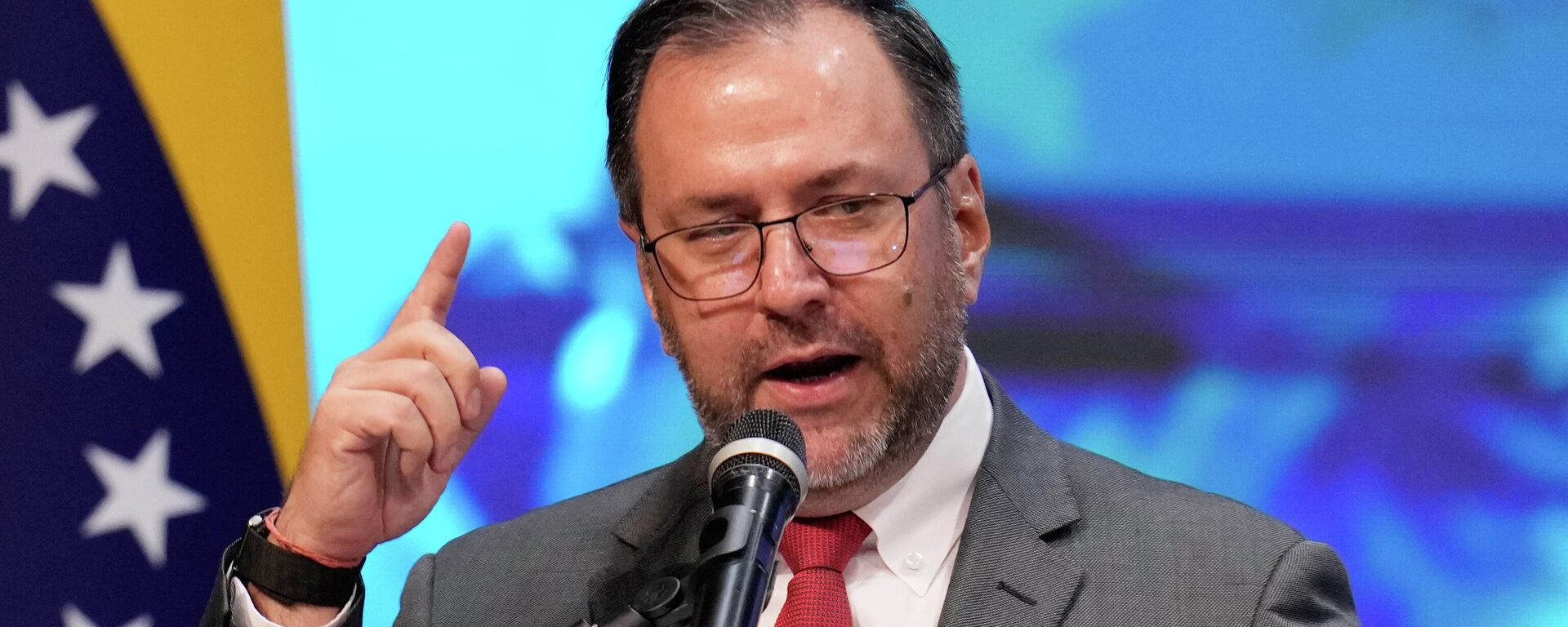 Yván Gil, ministro de Relaciones Exteriores de Venezuela, se dirige a una reunión de expertos legales organizada por el Gobierno para pedir la liberación del presidente, el 16 de enero de 2026  - Sputnik Mundo, 1920, 21.02.2026