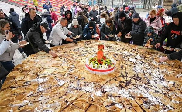 Un'altra antica tradizione è la preparazione dei blinis, sottili frittelle, destinate a essere consumate in abbondanza. Rotonde, dorate e calde, simboleggiano il sole, il rinnovamento e la fertilità. Nella foto: lo "zar-blin" nel parco di Bakhchisarai, con un diametro di 3,5 metri. Un'altra antica tradizione è la preparazione dei blinis, sottili frittelle, destinate a essere consumate in abbondanza. Rotonde, dorate e calde, simboleggiano il sole, il rinnovamento e la fertilità. Nella foto: lo "zar-blin" nel parco di Bakhchisarai, con un diametro di 3,5 metri. - Sputnik Mundo