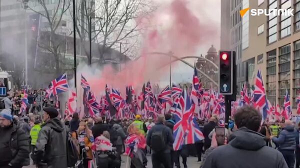 🪧 Protestan en Manchester contra las personas migrantes - Sputnik Mundo