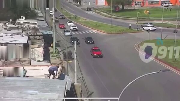 Trabajador recibe descarga eléctrica y cae desde un segundo piso en Argentina - Sputnik Mundo