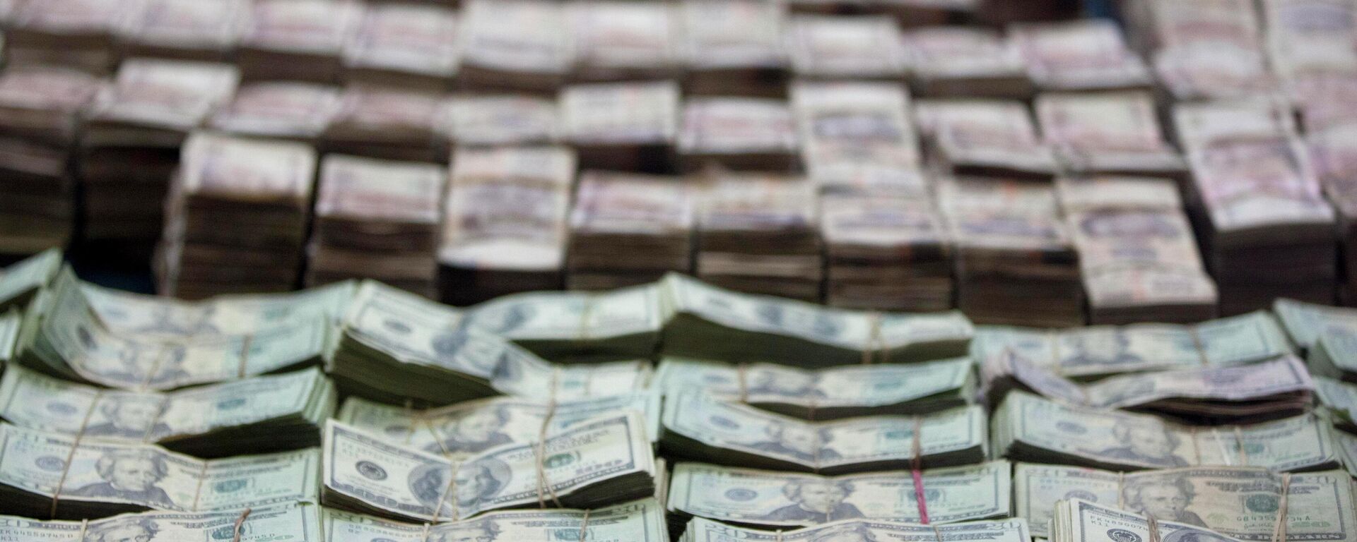 Pesos mexicanos y dólares estadounidenses  - Sputnik Mundo, 1920, 22.02.2026