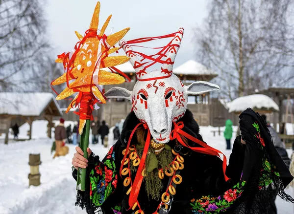 Uno dei personaggi più popolari è la capra. Simboleggia fertilità, abbondanza, vitalità e un buon raccolto per l'anno a venire. Nella foto: un partecipante con una maschera da capra nell'insediamento vichingo di Kaup, nella regione di Kaliningrad. Uno dei personaggi più popolari è la capra. Simboleggia fertilità, abbondanza, vitalità e un buon raccolto per l'anno a venire. Nella foto: un partecipante con una maschera da capra nell'insediamento vichingo di Kaup, nella regione di Kaliningrad. - Sputnik Mundo