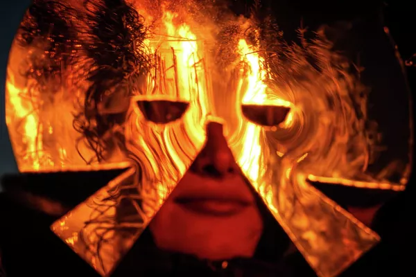 Anche i grandi falò erano una tradizione importante. Venivano accesi per sciogliere la neve rimasta e accelerare l'arrivo della primavera. Oggetti vecchi e inutili venivano gettati al loro interno, come un modo per sbarazzarsi di ciò che ostacolava il progresso. Nella foto: una giovane donna con una maschera osserva l'effigie che brucia. Anche i grandi falò erano una tradizione importante. Venivano accesi per sciogliere la neve rimasta e accelerare l'arrivo della primavera. Oggetti vecchi e inutili venivano gettati al loro interno, come un modo per sbarazzarsi di ciò che ostacolava il progresso. Nella foto: una giovane donna con una maschera osserva l'effigie che brucia. - Sputnik Mundo