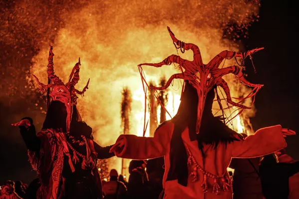 Le "mascherate" sono un'antica tradizione di Maslenitsa con radici pagane. Indossavano maschere e si travestivano da animali – orsi, capre o cavalli – e anche da esseri mitologici, per attrarre la fertilità, dare il benvenuto alla primavera e celebrare la vittoria simbolica sulla morte. Le prime testimonianze scritte sulle maschere risalgono al XII secolo. La maschera veniva utilizzata per nascondere il volto e la testa, poiché il mascherato doveva rimanere irriconoscibile. Nella foto: la celebrazione di Maslenitsa nel Parco Artistico Nikola-Lenivets. I "mascherati" sono un'antica tradizione di Maslenitsa con radici pagane. Indossavano maschere e si travestivano da animali – orsi, capre o cavalli – e anche da esseri mitologici, per attrarre la fertilità, dare il benvenuto alla primavera e celebrare la vittoria simbolica sulla morte. Le prime testimonianze scritte di queste persone mascherate risalgono al XII secolo. La maschera veniva utilizzata per nascondere il volto e la testa, poiché la persona mascherata doveva rimanere irriconoscibile. Nella foto: Celebrazione di Maslenitsa nel Parco Artistico Nikola-Lenivets. - Sputnik Mundo