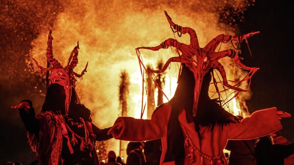 Celebración de Máslenitsa en el parque de arte Nikola-Lenívets. - Sputnik Mundo