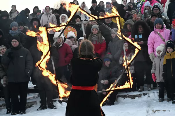 Oltre alla preparazione dei blinis, c'erano altri rituali legati al culto del sole e alla magia del cerchio. I cavalli venivano attaccati alle slitte, che compivano diversi giri intorno alla città. Una ruota di legno veniva decorata con nastri e portata in processione per le strade. Durante le feste, le persone danzavano in cerchio, anch'essa associata al cerchio. Nella foto: uno spettacolo di fuoco durante i festeggiamenti nella città di Suzdal. Oltre alla preparazione dei blinis, c'erano altri rituali legati al culto del sole e alla magia del cerchio. I cavalli venivano attaccati alle slitte, che compivano diversi giri intorno alla città. Una ruota di legno veniva decorata con nastri e portata in processione per le strade. Durante le feste, le persone danzavano in cerchio, anch'essa associata al cerchio. Nella foto: uno spettacolo di fuoco durante i festeggiamenti nella città di Suzdal. - Sputnik Mundo