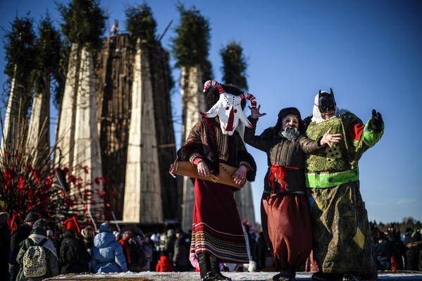 Antiguamente, se colgaban de la efigie cintas, telas y adornos que ardían junto con él, como símbolo de despedida del pasado y purificación.Este antiguo ritual representa el fin del invierno y el comienzo de un nuevo ciclo primaveral.En la foto: participantes disfrazados durante la celebración en Nikola-Lenívets. Antiguamente, se colgaban de la efigie cintas, telas y adornos que ardían junto con él, como símbolo de despedida del pasado y purificación.Este antiguo ritual representa el fin del invierno y el comienzo de un nuevo ciclo primaveral.En la foto: participantes disfrazados durante la celebración en Nikola-Lenívets. - Sputnik Mundo